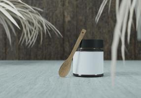 un pot de confiture et une cuillère en bois sur fond blanc photo