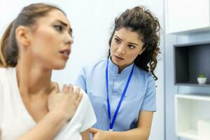 médecin ou physiothérapeute travail examiner traiter blessé bras de athlète patient, élongation et exercer, Faire le réhabilitation thérapie douleur dans clinique. photo