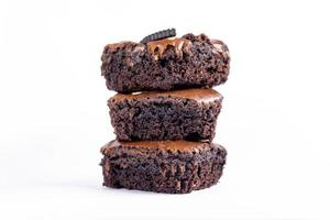 pile de brownies sur fond blanc photo