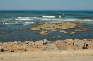 de face vue de rivage avec vagues rupture sur rochers. atlantique océan. Casablanca. Maroc photo