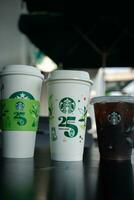 Bangkok, Thaïlande - octobre 17, 2023 réutilisable tasse 25ème anniversaire, Starbucks Thaïlande. édition limitée photo