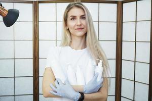 le maître tient un ensemble de cosmétiques - belle femme photo