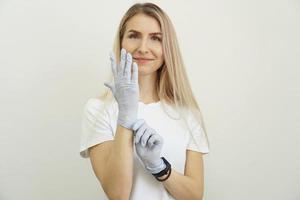 jeune belle fille énergique met des gants. photo