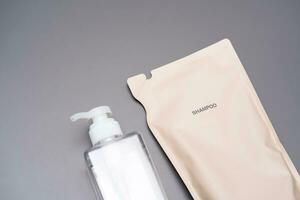 rechargeable shampooing. éco amical emballer. Plastique recharge bouteille sur gris Contexte. photo