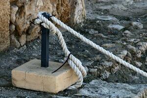 épais chanvre corde sur le jetée dans le port de mer. photo
