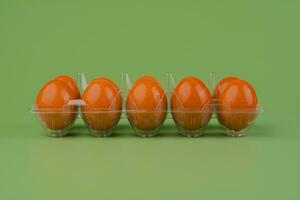 Frais poulet œufs, animal des œufs dans Oeuf stalles organiser le des œufs dans commande marron coquille d'oeuf haute protéine nourriture photo