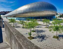 le bâtiment est fabriqué de métal et a une grand dôme photo