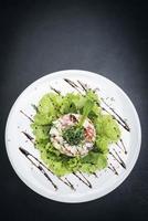 cuisine fusion gastronomique salade de fruits de mer et pomme céleri avec mayonnaise au wasabi piquante