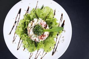 cuisine fusion gastronomique salade de fruits de mer et pomme céleri avec mayonnaise au wasabi piquante