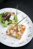 Cuisine fusion asiatique gastronomique tartare de thon cru mariné avec un repas épicé à la mangue et au citron vert photo