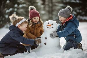 les enfants bâtiment une bonhomme de neige ensemble sur hiver journée. des gamins souriant et ayant amusement tandis que en jouant dans neige en plein air. génératif ai. photo