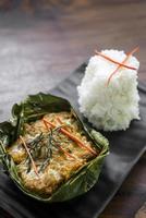 Repas au curry amok de poisson khmer traditionnel cambodgien photo