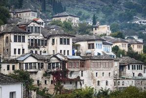 Vue de l'architecture du patrimoine ottoman des Balkans dans la ville de gjirokaster dans le sud de l'albanie