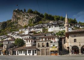 Vue sur l'architecture de style ottoman dans la vieille ville historique de Berat en Albanie photo