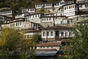 Vue sur l'architecture de style ottoman dans la vieille ville historique de Berat en Albanie photo