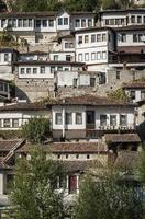 Vue sur l'architecture de style ottoman dans la vieille ville historique de Berat en Albanie photo