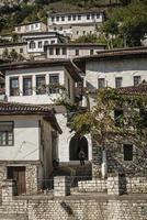 Vue sur l'architecture de style ottoman dans la vieille ville historique de Berat en Albanie photo