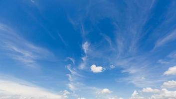 ciel clair avec des nuages photo