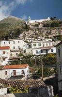 Vue sur le village albanais traditionnel de Dhermi dans le sud de l'Albanie photo