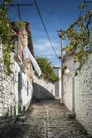 Rue pavée de la vieille ville de Berat en Albanie photo