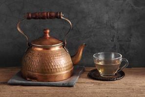 groupe de thé arabe dans une théière en verre et métal photo