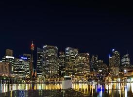 Darling Harbour skyline moderne dans le centre de Sydney en Australie la nuit photo