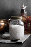 France sel de mer en bouteille de verre sur la cuisine de style rustique photo