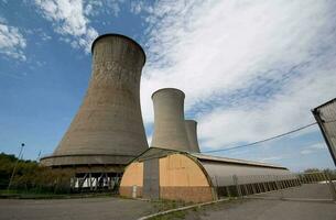 deux refroidissement tours asseoir suivant à une bâtiment photo