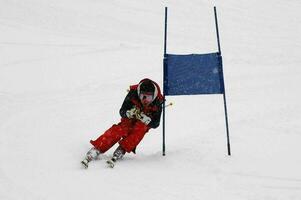 une la personne ski vers le bas une pente avec une bleu pôle photo