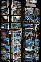 supporter avec coloré cartes postales dans une souvenir magasin sur le Espagnol île de Tenerife photo