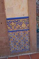 intéressant original Espagnol style mosaïque sol dans une bâtiment photo