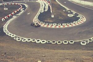 vue de le intéressant enroulement go-kart Piste sur le côte photo