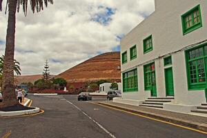 paysage avec le de la ville caractéristique blanc bâtiments de le Espagnol île de lanzarote sur une chaud été journée photo