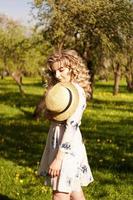 belle jeune femme dans le jardin des pommes au printemps journée ensoleillée photo