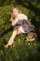 portrait féminin à l'extérieur. femme avec un chapeau de paille dans un champ de fleurs photo