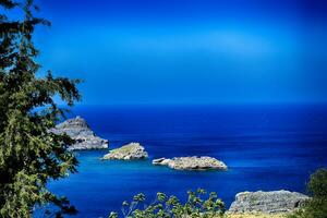 été paysage de le grec île de Rhodes avec bleu sans nuages ciel et mer photo