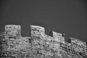 vieux antique pierre ruines sur une chaud été journée sur le grec île de Rhodes dans Lindos photo