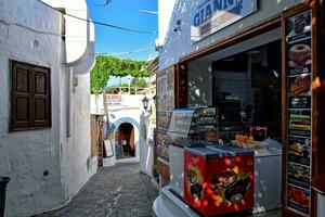 paysage de le historique ville de Lindos sur le grec île de Rhodes avec blanc vieux immeuble Maisons photo