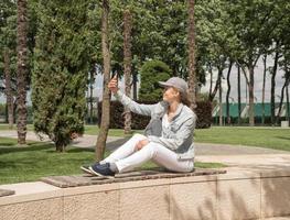 femme à l'extérieur prenant selfie sur son téléphone portable