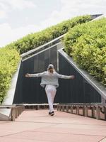 Jeune femme marchant dans le labyrinthe de miroirs, regardant le reflet photo