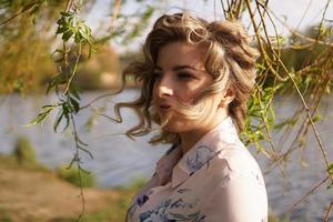 portrait de femme de profil reposant sur la nature près de la rivière photo