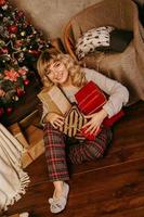 femme blonde joyeuse dans les décorations du nouvel an. période de Noël photo