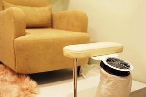 salon de manucure - fauteuil de pédicure avec repose-pieds et ventilateur photo