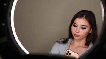 jeune modèle attrayant faire un selfie après le maquillage dans un studio de beauté photo