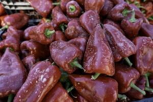 rouge poivrons dans une marché photo