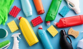 collection de diverses bouteilles sanitaires et outils de nettoyage