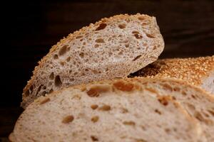 Couper pain de pain et pièces de pain sur une en bois Contexte. pain ciabatta pain. photo