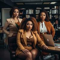 Trois femme plus Taille séance dans Bureau à bureau avec une portable. ai génératif photo