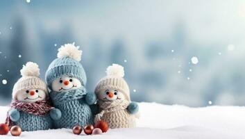 mignonne tricoté bonhommes de neige dans le neige. Noël Contexte ai généré photo