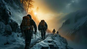 randonneurs avec sacs à dos en marchant dans le neigeux montagnes à le coucher du soleil ai généré photo